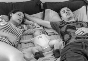 how to get my baby to sleep, 2 parents sleep with their baby between them